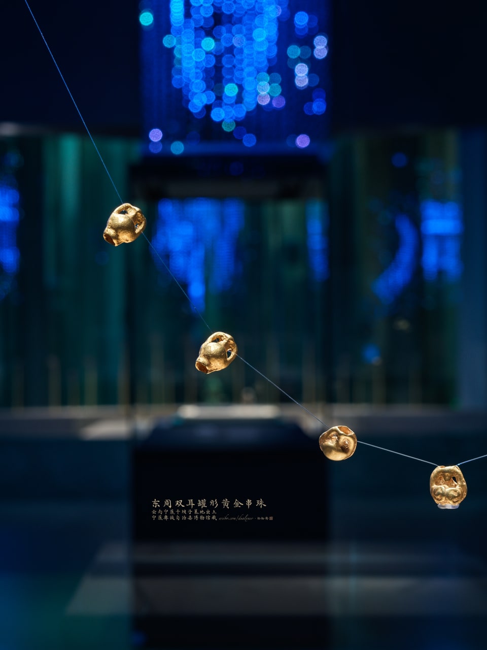 Gold beads in the form of double-handled jars, photograph 6 / 7