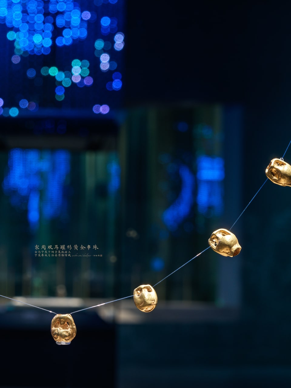 Gold beads in the form of double-handled jars, photograph 5 / 7