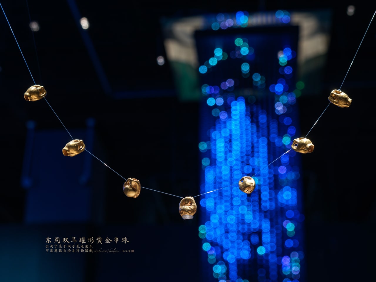 Gold beads in the form of double-handled jars, photograph 7 / 7